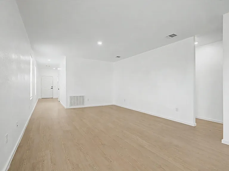 511 Louis Ln — Photo 6