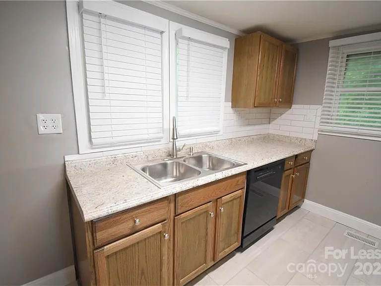 1077 Henderson St — Photo 7
