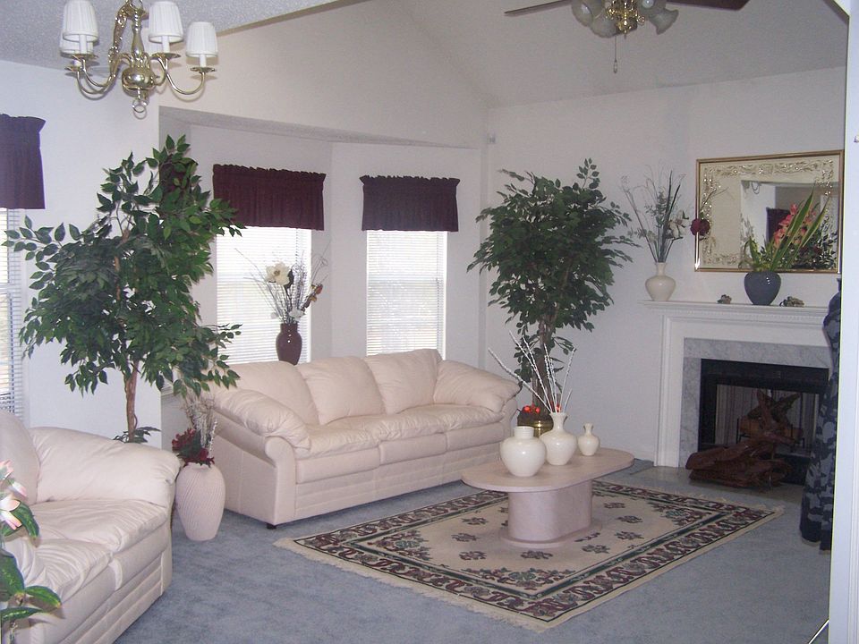 Living room w/gas fireplace