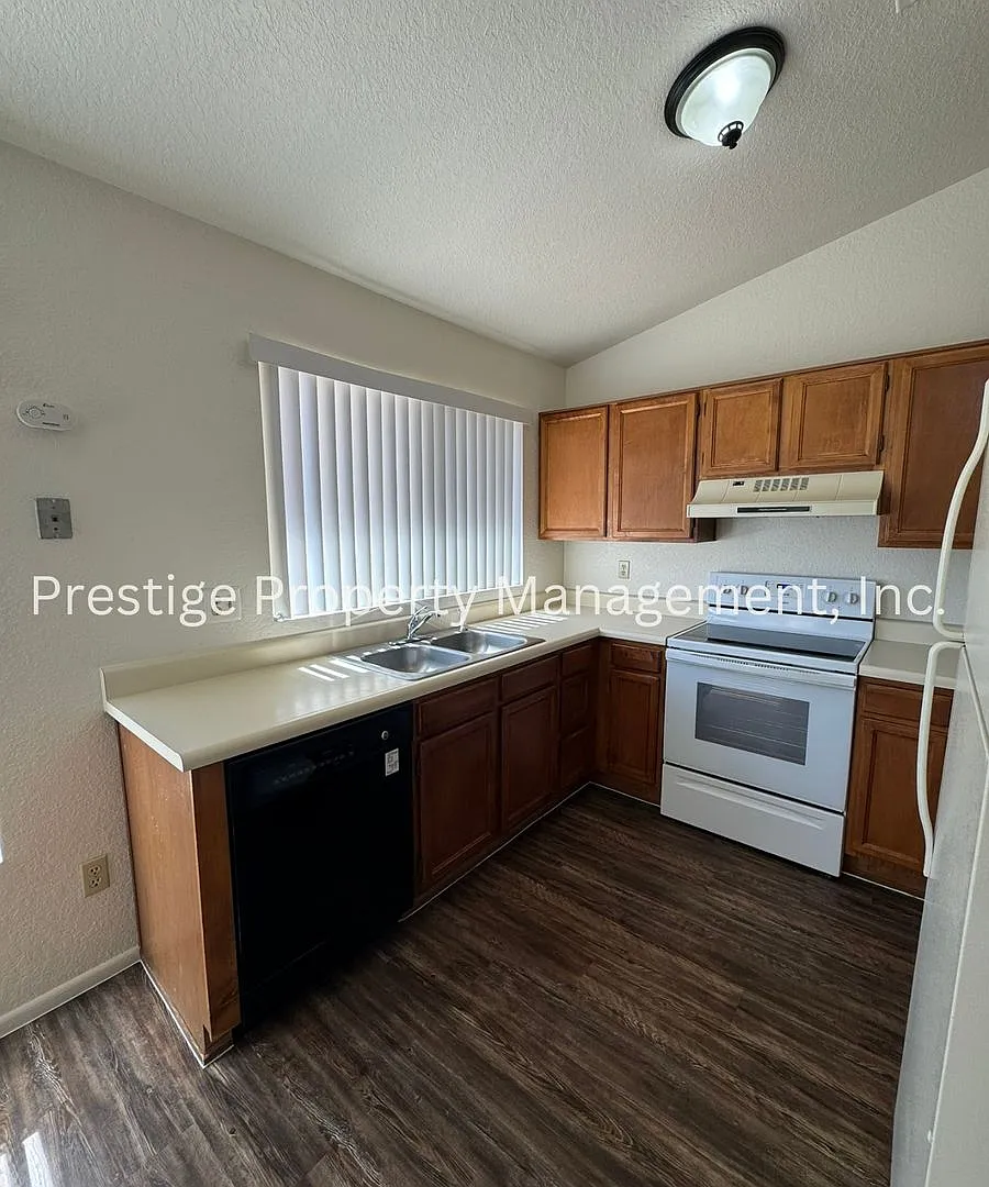 Very Cute South West Side 3/2!! Call Now! — Photo 4