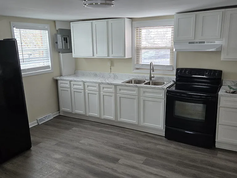 1717 Eastwood Ave — Photo 4