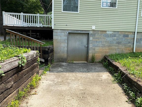 4th image of 323 Pondview Dr