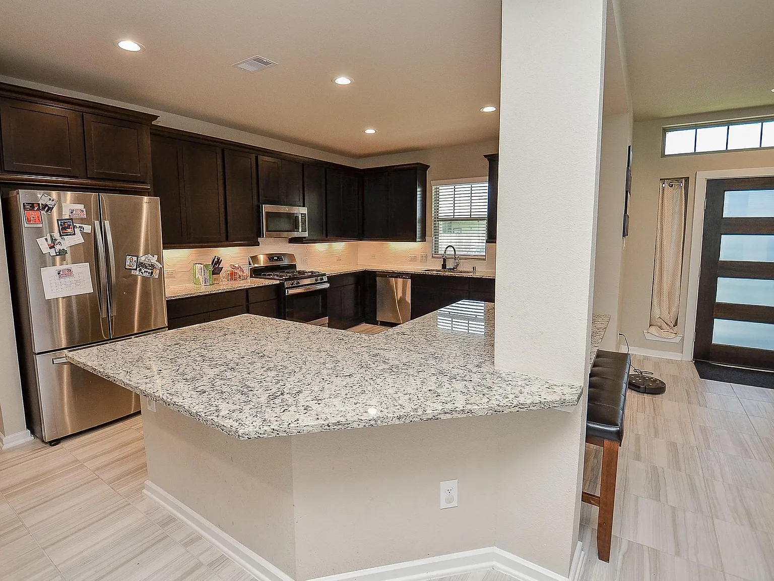 4 bed, 3.0 bath, 2400 sqft, $2,650 — Photo 4