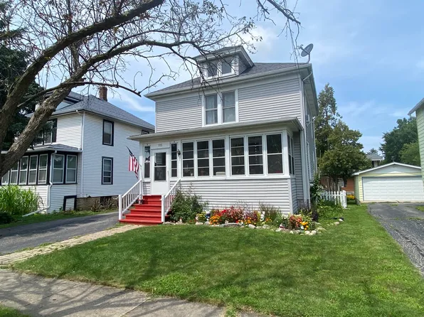 115 Grove St, Woodstock, IL 60098