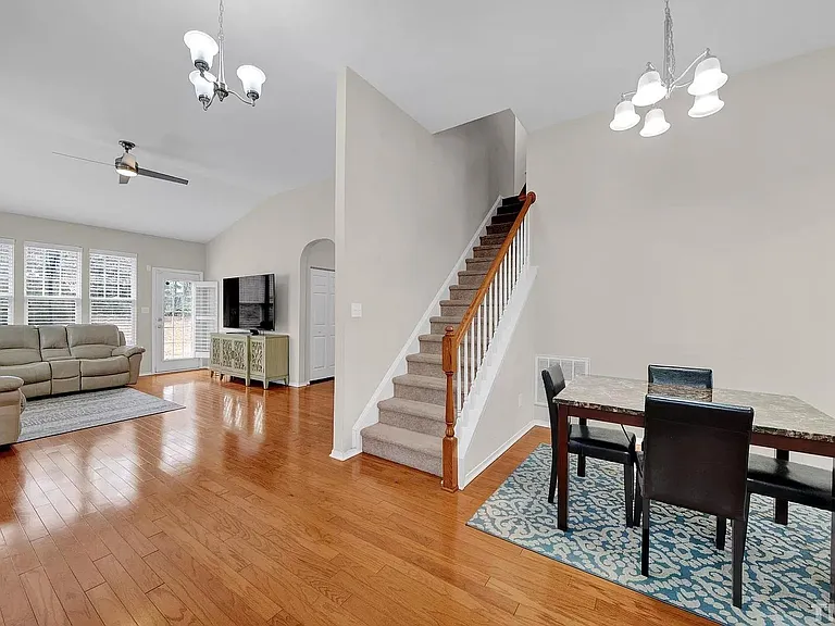 401 Courthouse Dr — Photo 4