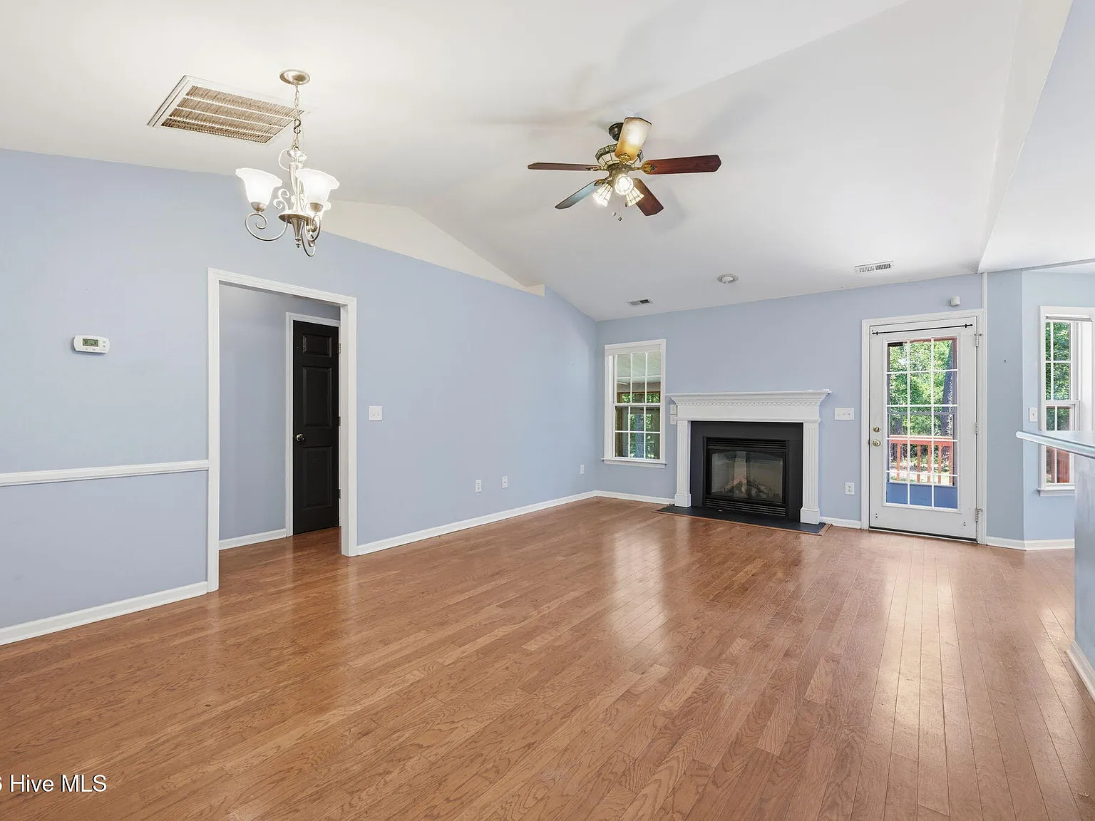 3 bed, 2.0 bath, 1577 sqft, $2,100 — Photo 4