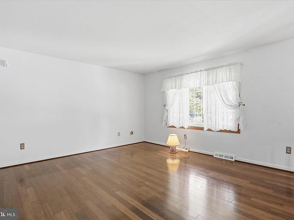 4th image of 17813 Greentree Ter