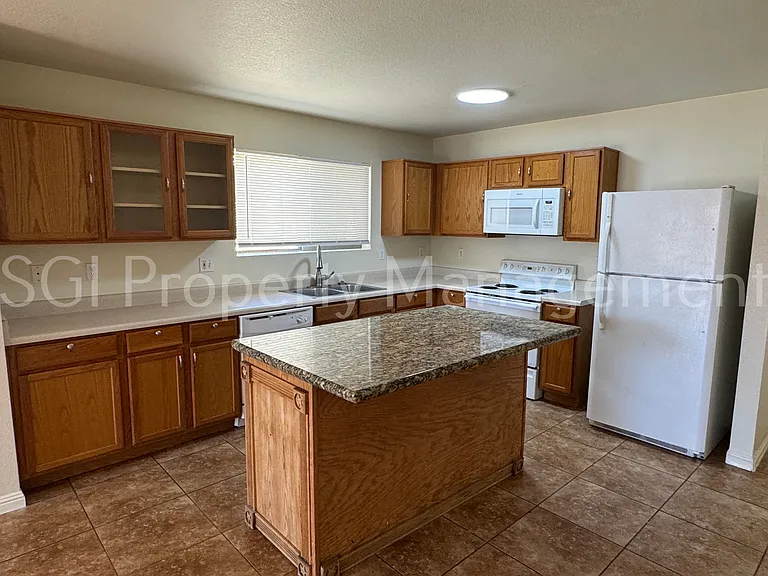 2407 W Mobile Ln — Photo 2