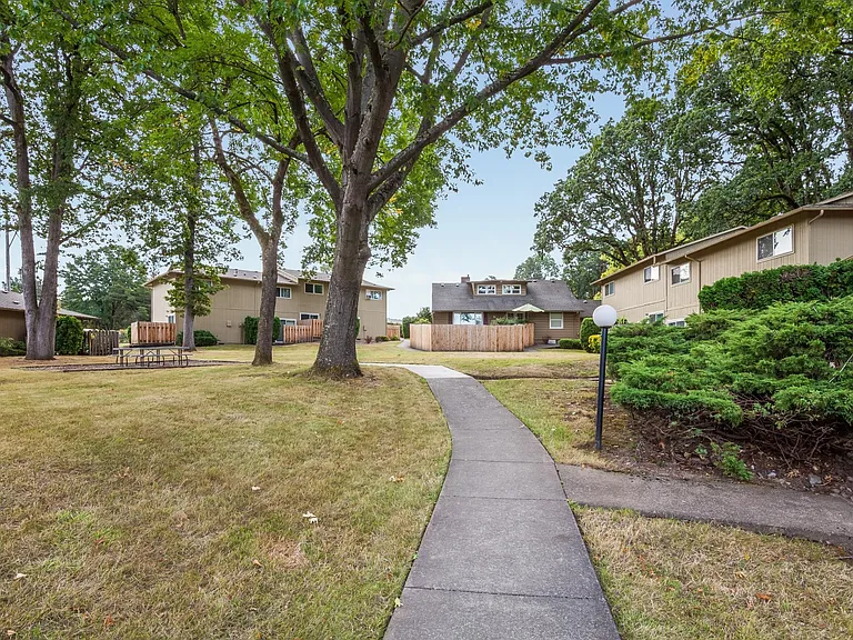 The Oaks Apartments — Photo 1