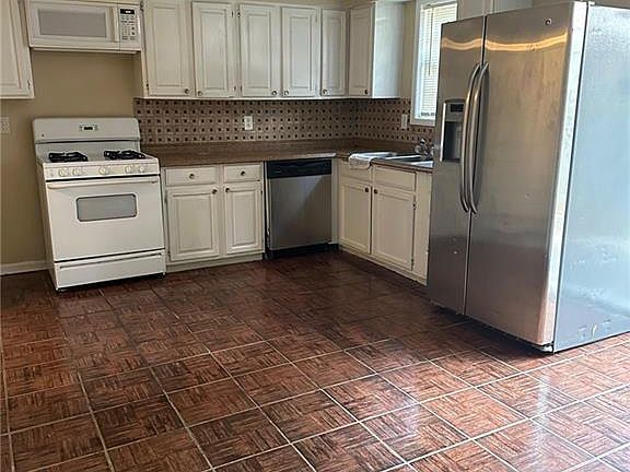 3rd image of 3241 Abbeywood Dr