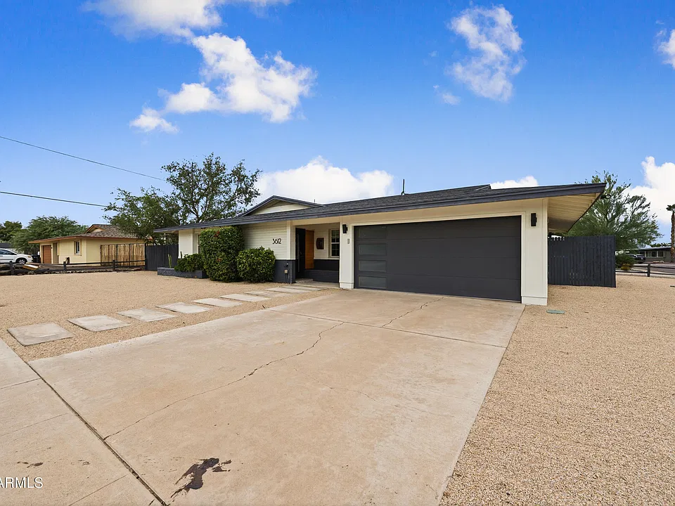 3612 E Laurel Ln