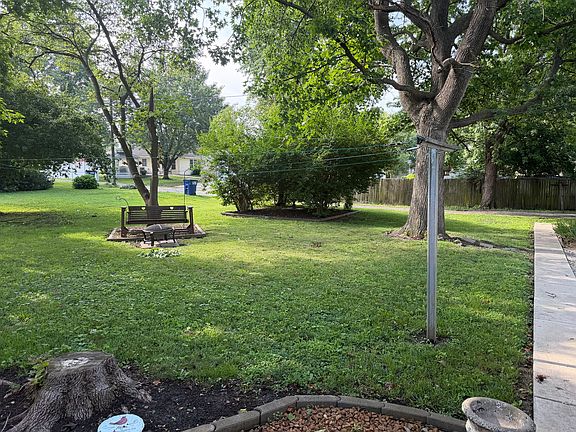 4th image of 110 E Kaskaskia St