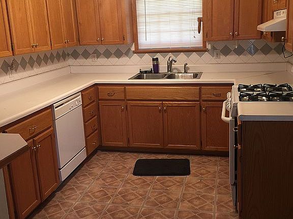 2nd image of 1935 S Hickory Pl