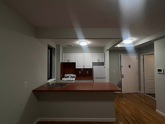 4th image of 609 E 11th St APT 6B
