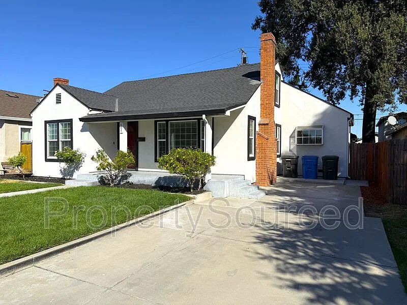 4 bed, 2.0 bath, 1800 sqft, $2,495 — Photo 4