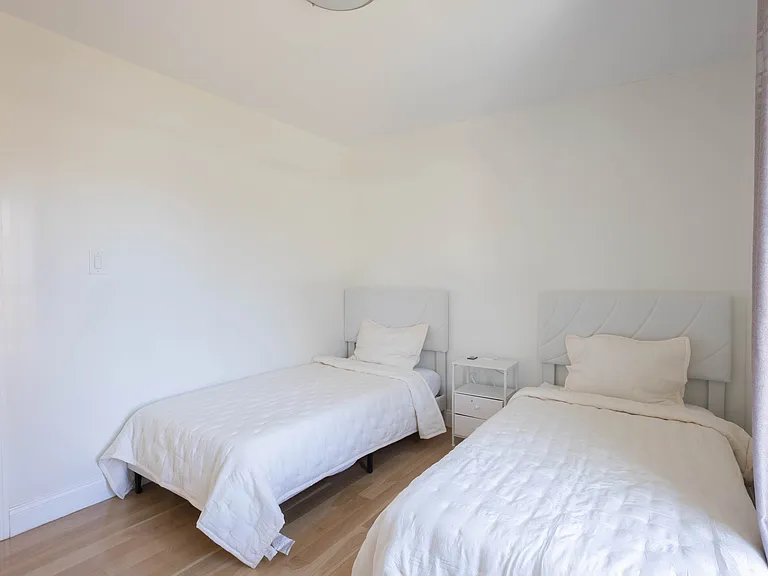 16 Hollyoak Ave — Photo 24