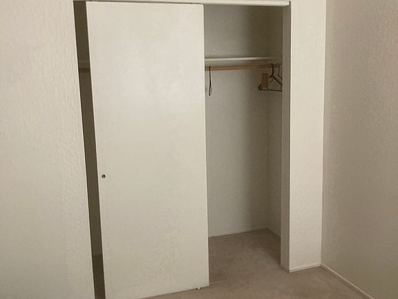 4th image of 960 Arrowhead Dr #1