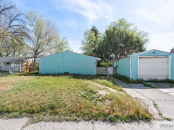 2nd image of 830 NE Bonneville Dr