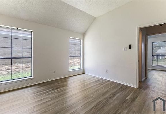 4th image of 917 Haverstraw Pl