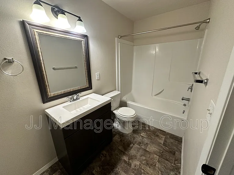 6205 N Astor St #4 — Photo 10