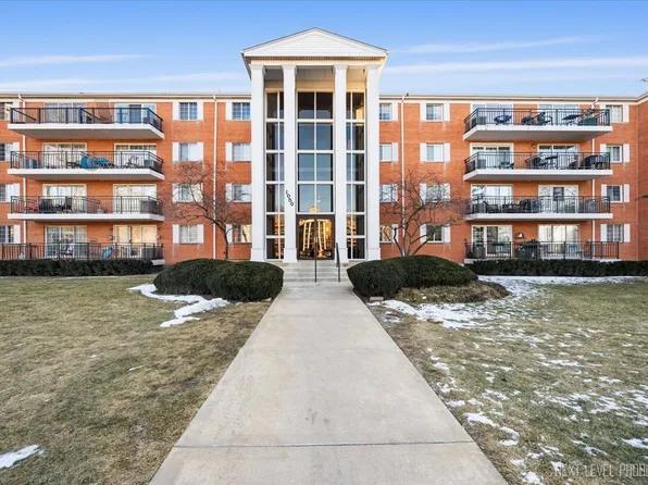 1050 N Farnsworth Ave APT 105, Aurora, IL 60505