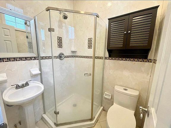 4th image of 262 Irving Ave #1A