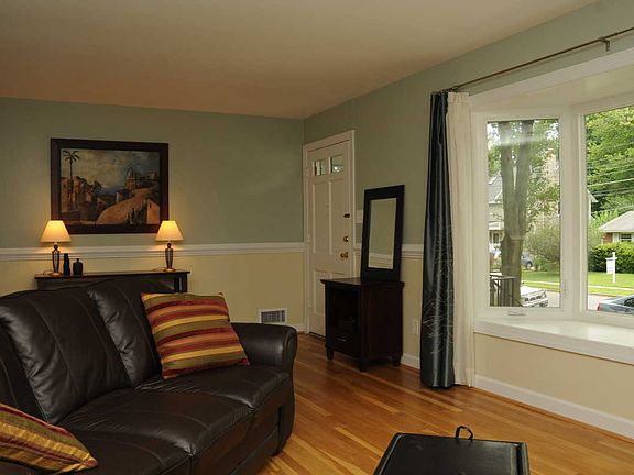 Living Room/Entryway