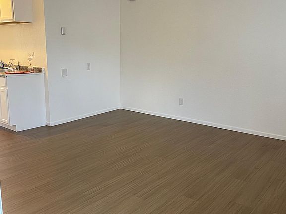 5th image of 1485 Elder Ave #32