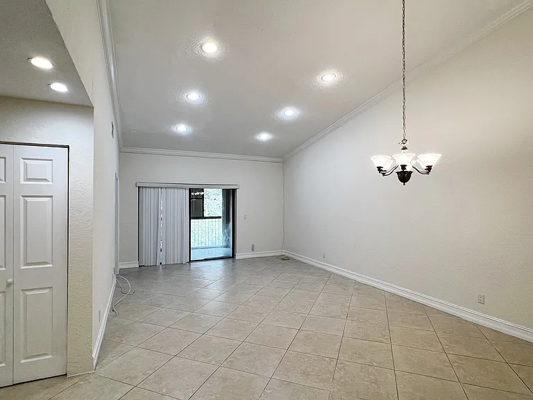 9617 Riverside Dr #6 — Photo 23