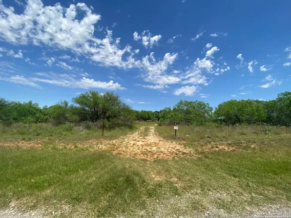 320 COUNTY ROAD 308A, Jourdanton, TX 78026