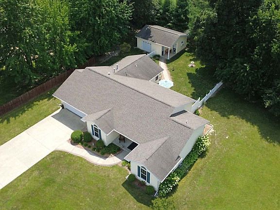 4th image of 7 Carol Ct