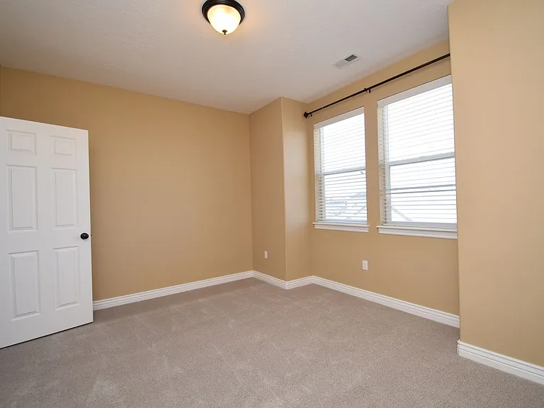 913 W Delorean Ln — Photo 15