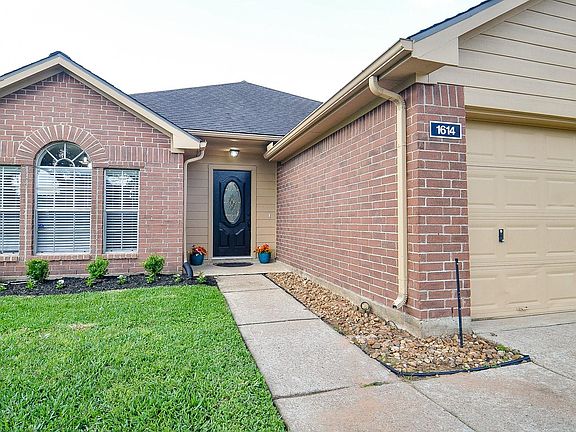 4th image of 1614 Village Court Dr