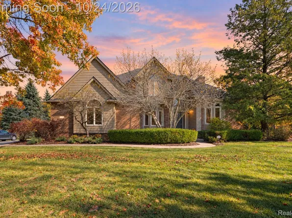 1872 Hidden Valley Dr, Milford, MI 48380