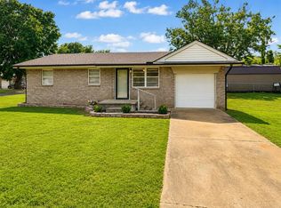 1004 Hillcrest Dr, Maysville, OK 73057