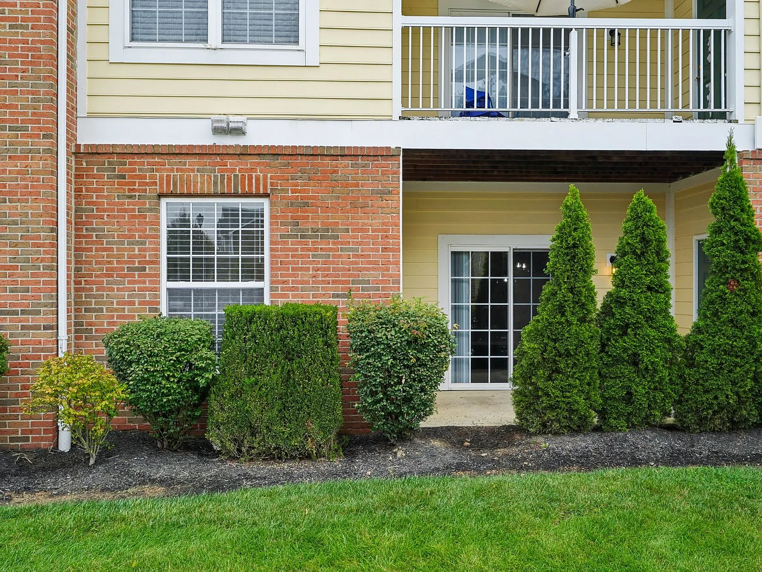 2 bed, 1200 sqft, $1,799 — Photo 2