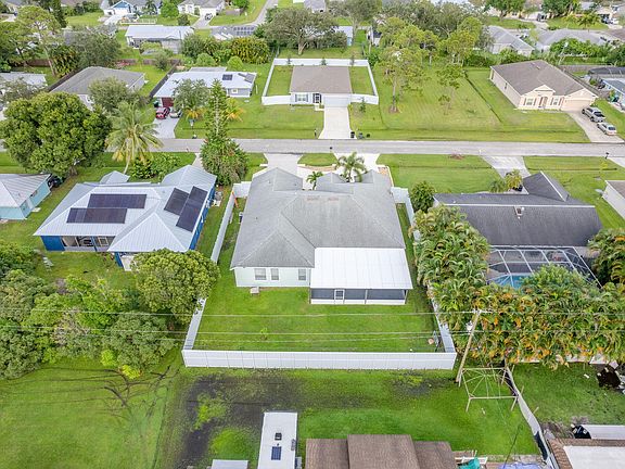 3rd image of 728 SW Avens Street