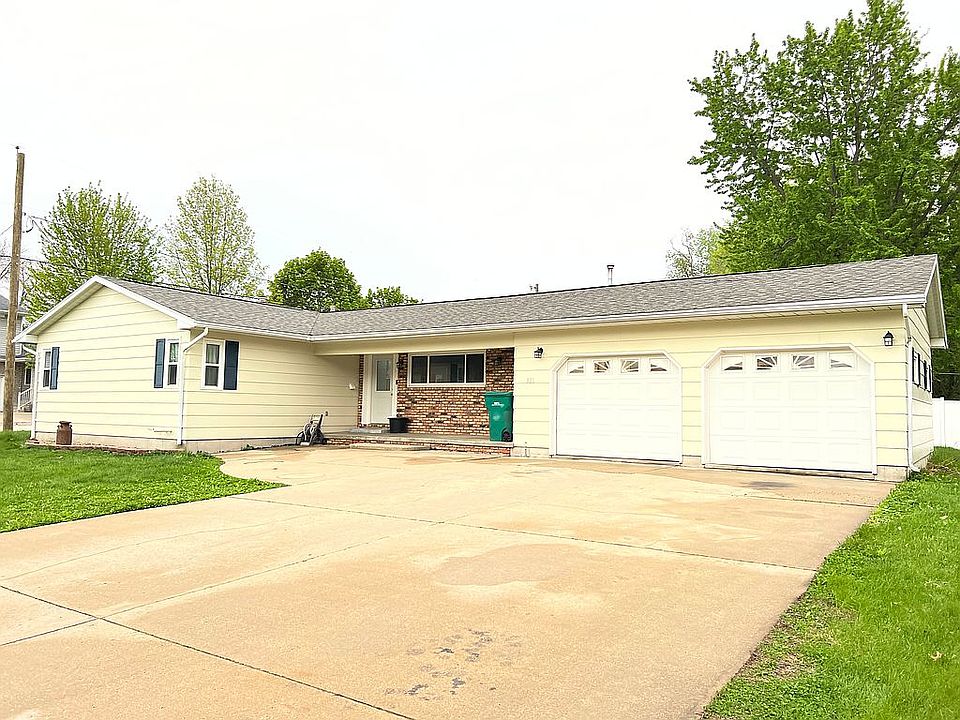 1st image of 821 8th St SE