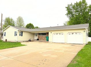 821 8th St SE, Independence, IA 50644
