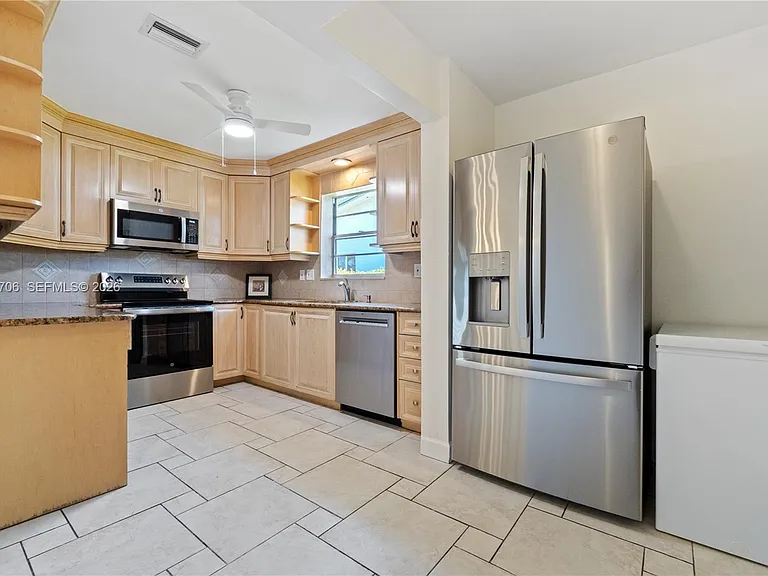 232 SE 6th St — Photo 9