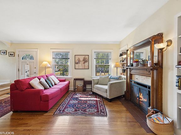 3rd image of 277 E Grantley Ave
