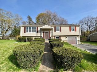 14 Meadowbrook Rd, West Haven, CT 06516