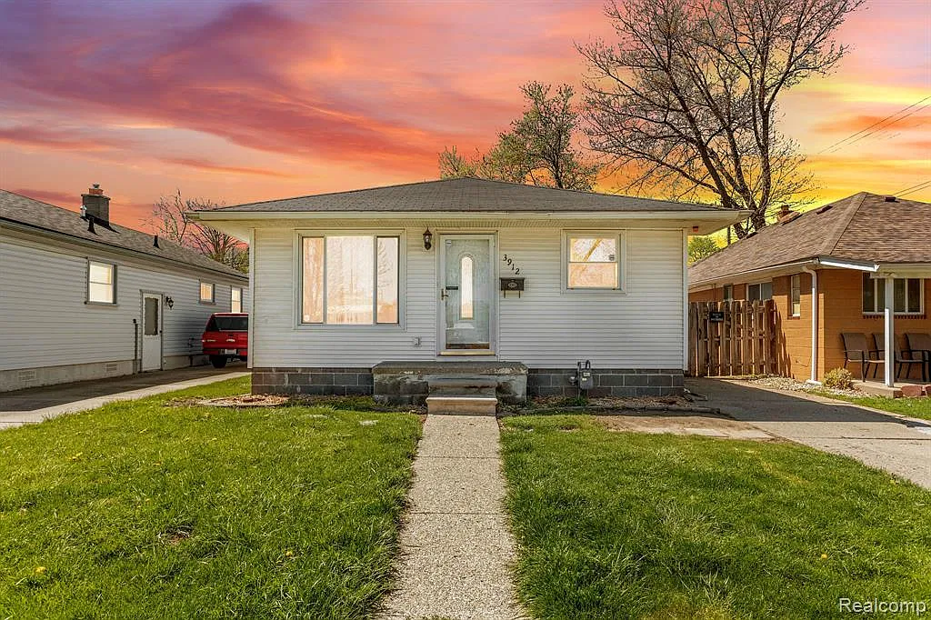 3 bed, 1.0 bath, 1000 sqft, $1,700 — Photo 1