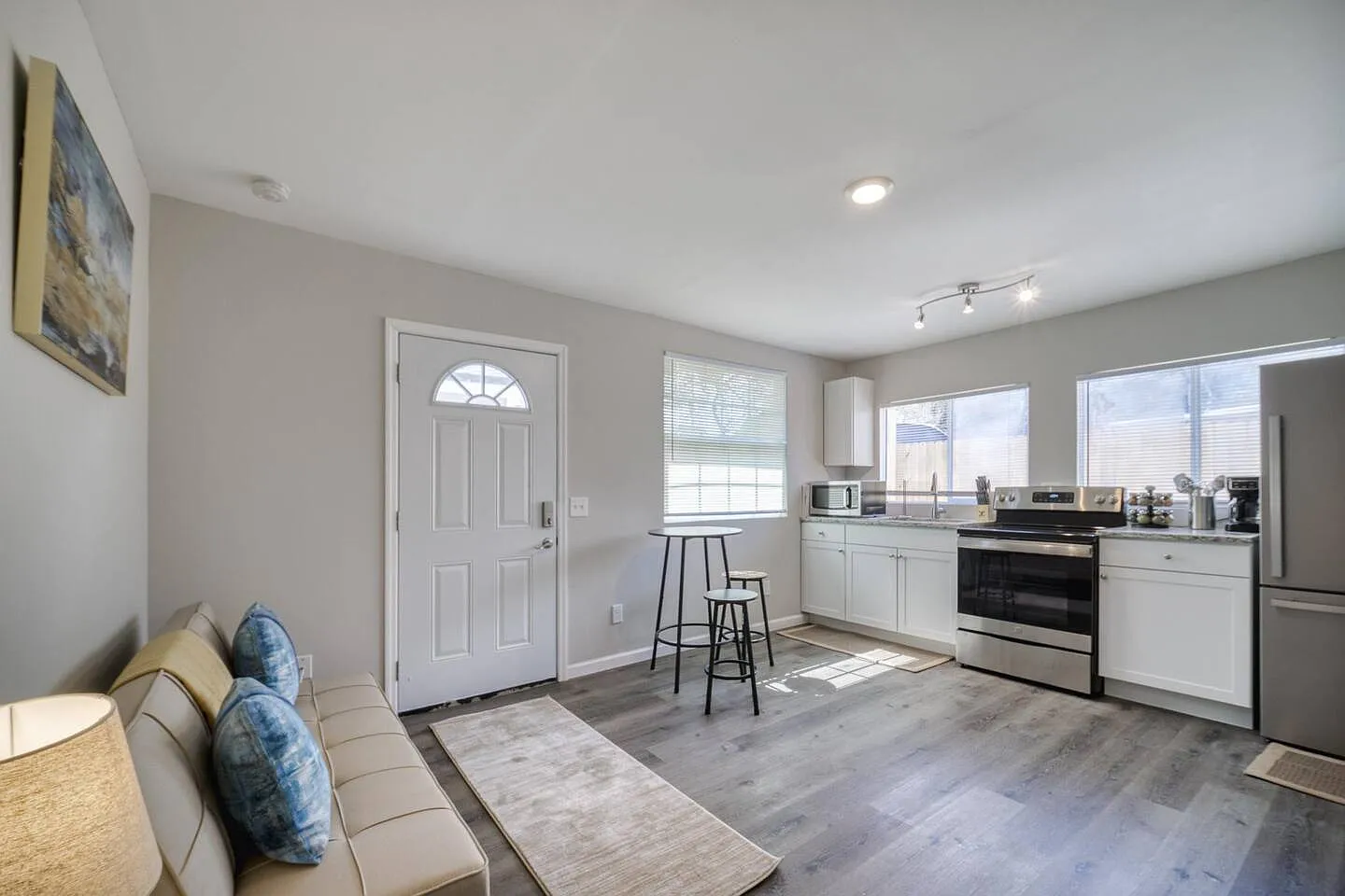 2 bed, 700 sqft, $1,300 — Photo 1