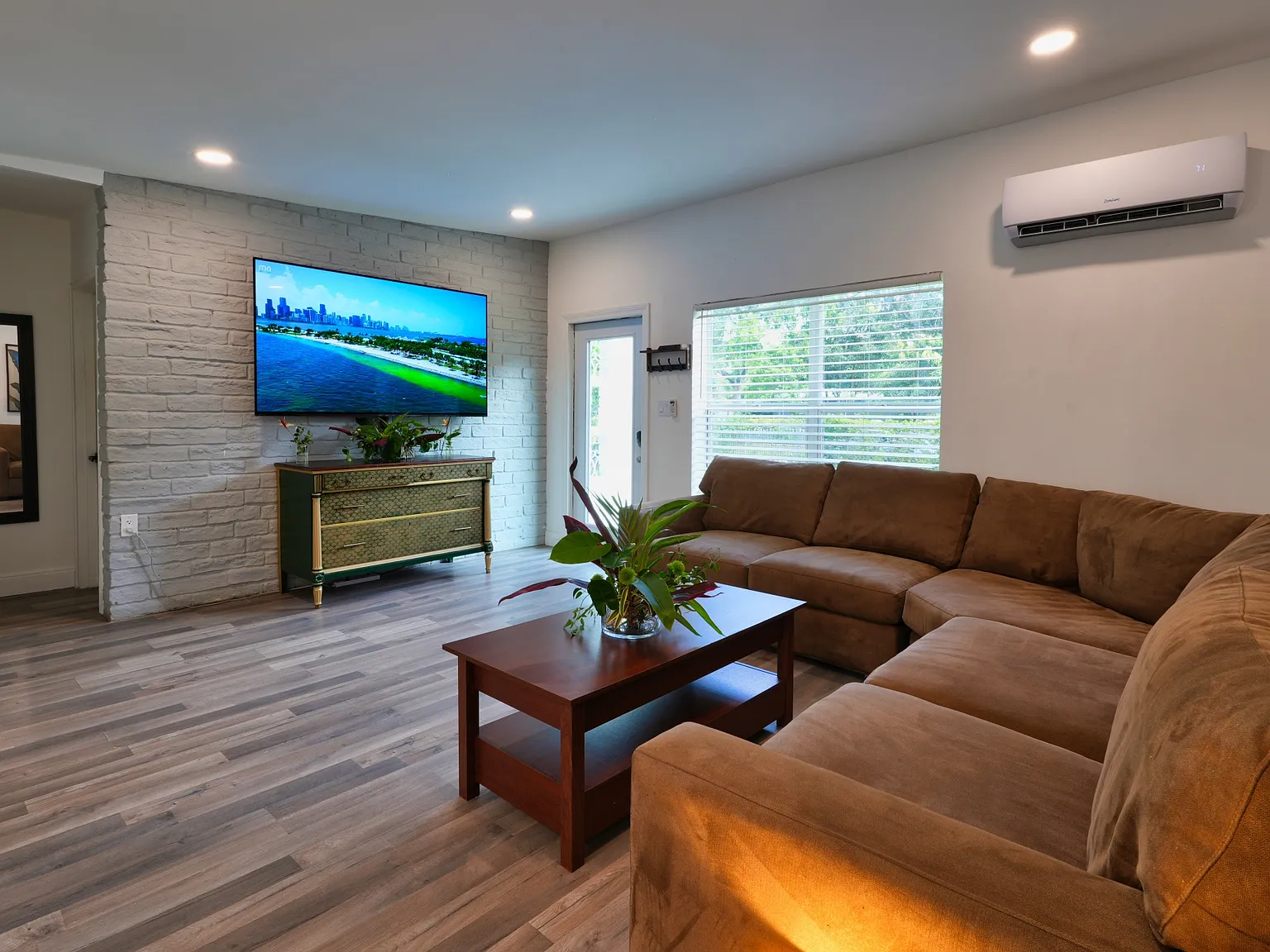 2 bed, 1099 sqft, $2,800 — Photo 3