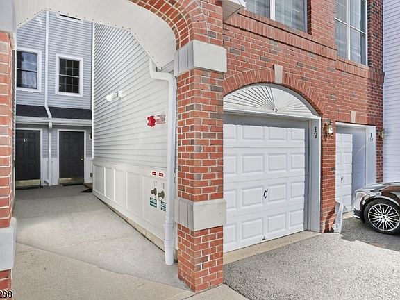 4th image of 17 De Bruyle Ct #17