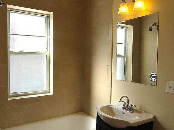 4th image of 4737 N Leavitt St #1N