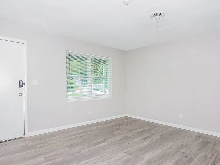 1494480_019_living_room_13079899.jpg