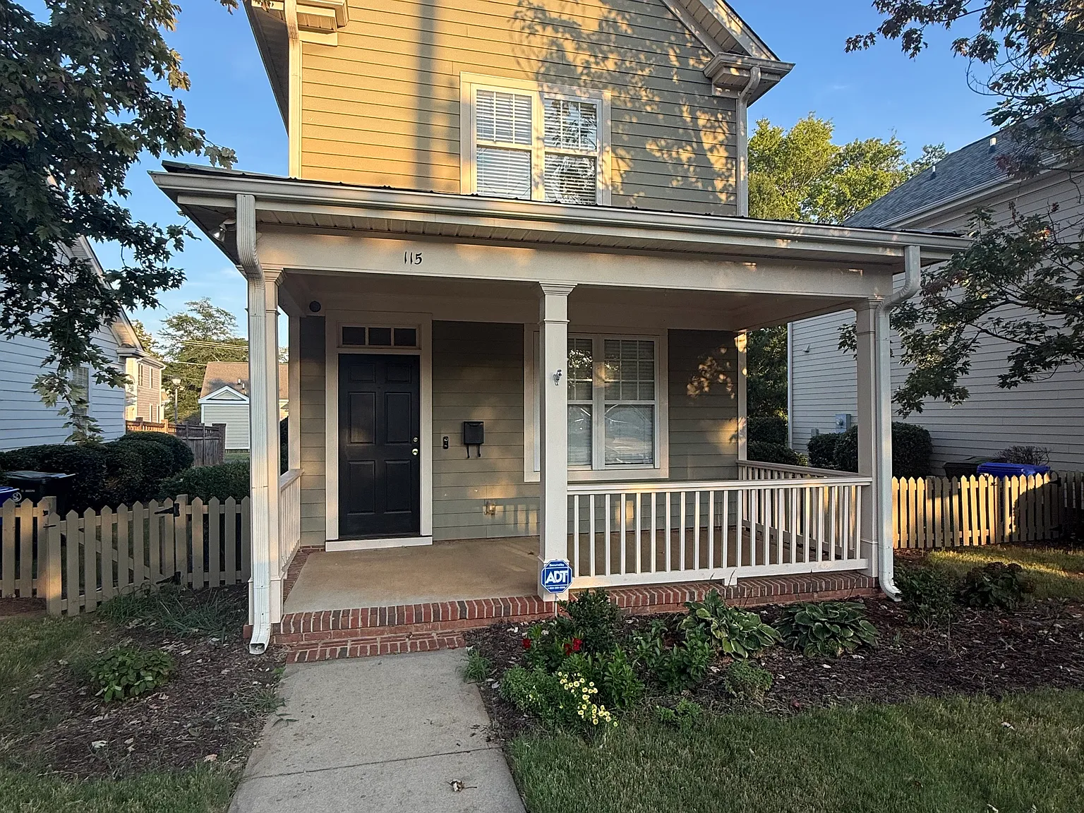 2 bed, 1.5 bath, 1026 sqft, $2,100 — Photo 2