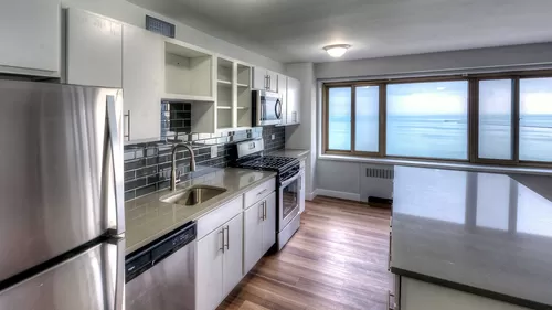 The studio, 1- and 2-bedroom residences at 1350-1360 Lake Shore Drive offer of variety of kitchen layouts and finishes, including stainless steel appliances and quartz countertops. - 1350 North Lake Shore Drive